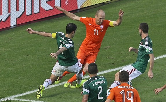 Robben có pha ngã rất đẹp ở cuối trận giúp Hà Lan giành chiến thắng kịch tính