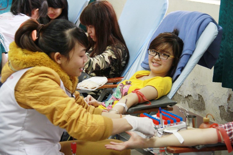 Rất đông các bạn sinh viên đến hiến máu ở Nam Định
