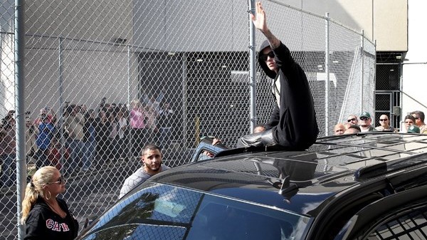 Justin Bieber vẫy tay chào người hâm mộ tại Miami (Nguồn: Rolling Stone)