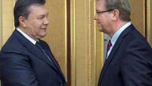 Tổng thống Ukraine Viktor Yanukovych (trái) tiếp Cao ủy phụ trách về chính sách mở rộng của Liên minh Châu Âu Stefan Fule (phải) tại thủ đô Kiev ngày 24/1. 
