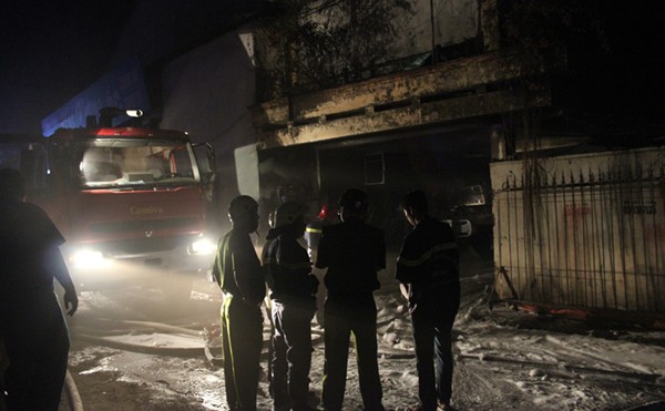 Lực lượng PCCC điều động gần 50 chiến sỹ và nhiều xe chữa cháy tới hiện trường dập tắt vụ hỏa hoạn