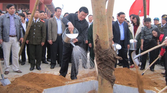 Chủ tịch nước Trương Tấn Sang trồng cây sau lễ phát động Tết trồng cây “Đời đời nhớ ơn Bác Hồ” 