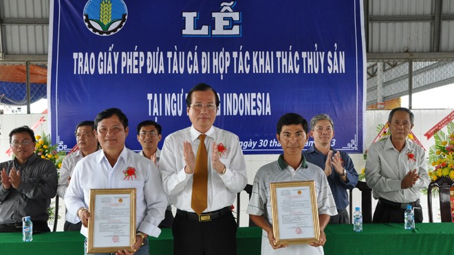 Phó chủ tịch UBND tỉnh Kiên Giang Lâm Hoàng Sa (giữa) cùng các ngư dân trong ngày lễ trao giấy phép đưa tàu cá đi hợp tác khai thác thuỷ sản tại Indonesia ngày 30/8/2013 