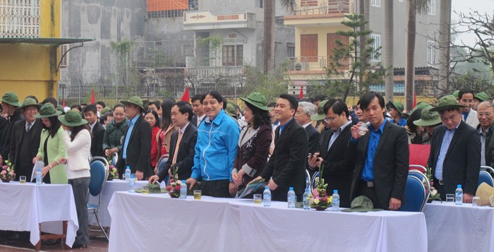 Anh Nguyễn Đắc Vinh và các đại biểu cùng gần 2 nghìn HS dự lễ.