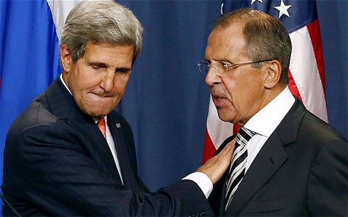 Ngoại trưởng Mỹ John Kerry (trái) và Ngoại trưởng Nga Sergei Lavrov. Ảnh: Reuters