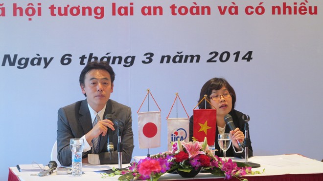 Ông Mori Mutsuya - Trưởng đại diện Văn phòng JICA Việt Nam (bên trái) tại cuộc họp báo