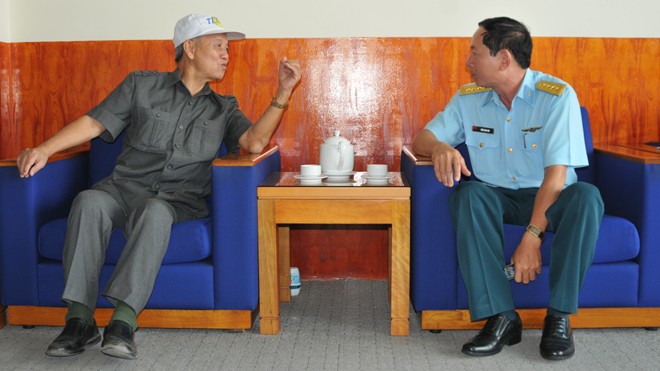 Đại tướng Phạm Văn Trà (bên trái) trao đổi với Đại tá Trần Văn Lâm, sư đoàn phó không quân Sư 370, tại Sân bay Cà Mau