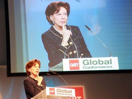  Bà Neelie Kroes phát biểu tại Hội chợ Công nghệ Cebit. Ảnh: Internet