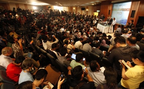 Một cuộc họp báo tại sân bay quốc tế Kuala Lumpur đông nghịt người tham dự