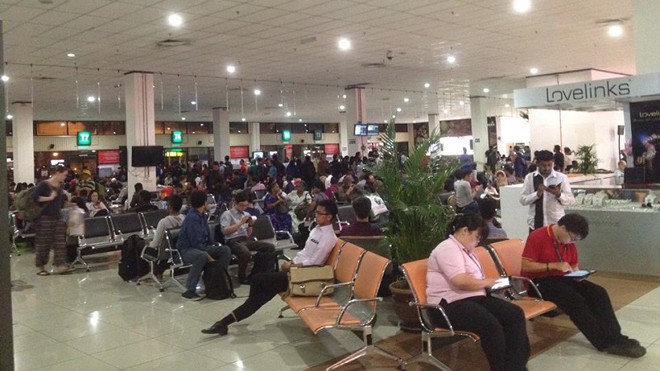 Hành khách chờ chuyến bay tại sân bay quốc tế Kuala Lumpur ngày 17/3 (Ảnh: Khôi Nguyên từ Malaysia)