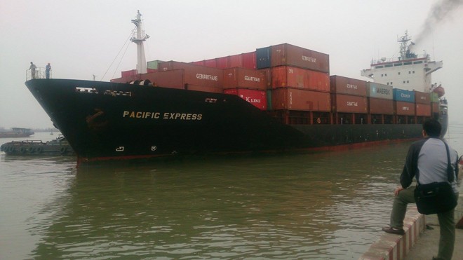 Tàu biển Pacific Express.
