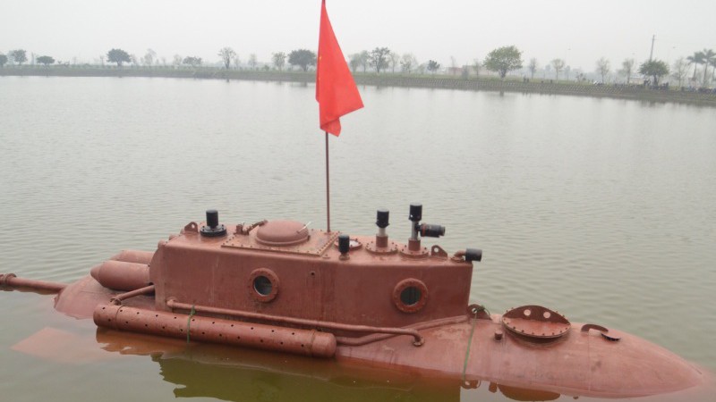 Cận cảnh thử nghiệm tàu ngầm mini tự chế ở hồ 