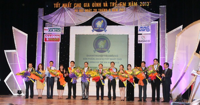 1. Ông Nguyễn Trọng Đàm, Thứ trưởng Bộ LĐ-TB&XH (bên phải) trao giải cho các doanh nghiệp đoạt giải