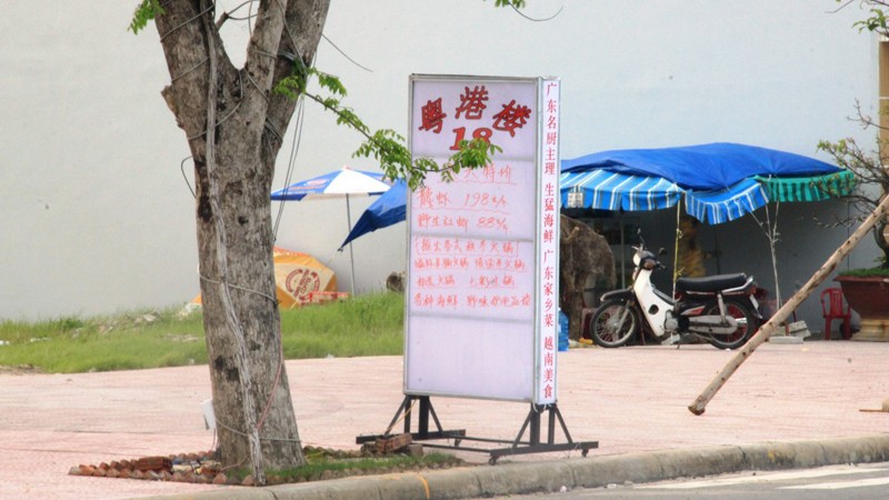 Biển hiệu toàn tiếng Trung Quốc ở một nhà hàng tại Đà Nẵng. Ảnh: Nguyễn Huy