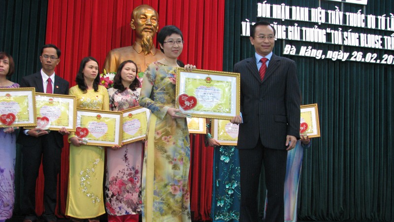 Ông Nguyễn Xuân Anh trong lần trao thưởng Giải thưởng Blouse trắng cho y bác sĩ Đà Nẵng. Ảnh: Nguyễn Huy 