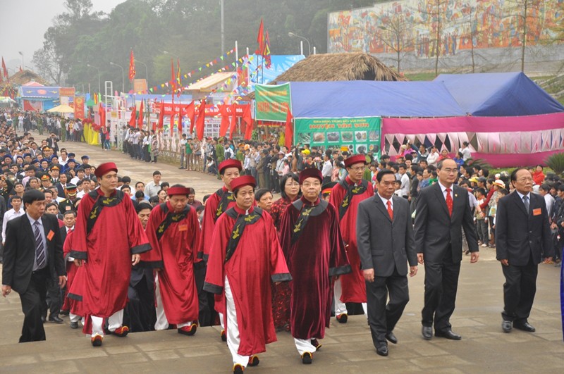 Lãnh đạo Đảng và Nhà nước tham dự buổi lễ dâng hương. Chủ lễ - Chủ tịch UBND tỉnh Phú Thọ - ông Chu Ngọc Anh (áo lễ, từ trái sang)