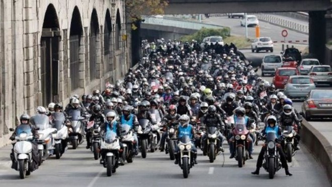 Hàng ngàn xe, trong đó có cả cảnh sát, cũng tham gia biểu tình phản đối dự luật mới tại Pháp. Ảnh: Autoevolution. 