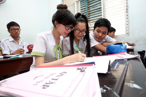 Học sinh lớp 12 Trường THPT Nguyễn Thị Diệu (TP.HCM) ôn tập môn ngữ văn. Ảnh: Đào Ngọc Thạch (Thanh Niên)