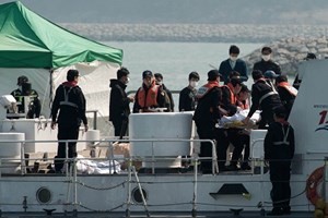 Nhân viên cứu hộ chuyển thi thể nạn nhân vụ chìm phà 'Sewol' tại cảng Jindo ngày 23/4. Ảnh: TTXVN 