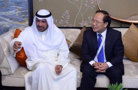  Chủ tịch OCA Sheikh Ahmad Al-Fahad Al-Sabah (trái) đồng ý không phạt Việt Nam vì rút đăng cai ASIAD 18. Ảnh: OC.