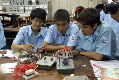  Sinh viên thực hành ngành điện - điện tử - Ảnh: Đào Ngọc Thạch (Thanh Niên)