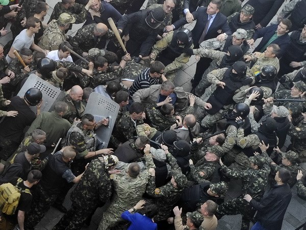 Xung đột giữa lực lượng tự vệ và cảnh sát đặc nhiệm Ukraine ở Kiev ngày 30/4. Ảnh: TTXVN