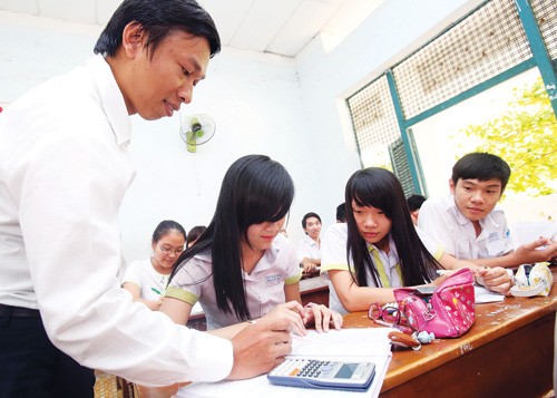 Giáo viên Trường THPT Nguyễn Thị Diệu (TP.HCM) hướng dẫn học sinh lớp 12 ôn tập môn lý. Ảnh: Đào Ngọc Thạch (Thanh Niên)