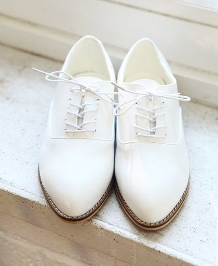 Đôi giày oxford trắng với phần đế chắc chắn, chất da bóng điệu đà sẽ giúp bạn tô điểm thêm cho phong cách ngày hè.