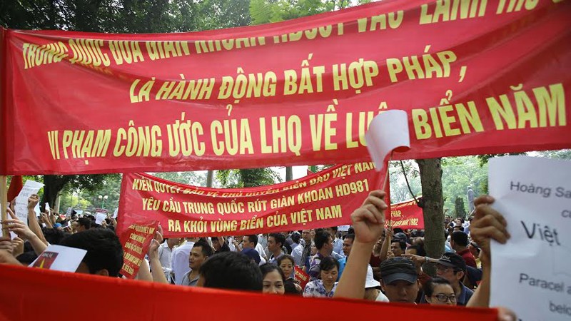 Người dân Thủ đô mít tinh phản đối Trung Quốc đưa giàn khoan trái phép, vi phạm chủ quyền Việt Nam. Ảnh: Như Ý