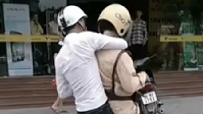 Ảnh cắt từ Clip quay lại cảnh CSGT Thanh Hóa bị hành hung trưa 10/5
