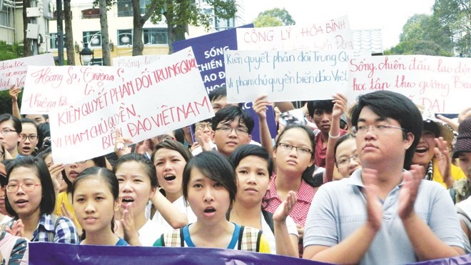 Thanh niên TPHCM xuống đường tuần hành do Hội Luật gia TP tổ chức, phản đối Trung Quốc đặt giàn khoan trái phép trên vùng biển Việt Nam. Ảnh: HUY THỊNH