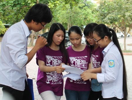  Học sinh Trường THPT chuyên Phan Bội Châu hào hứng với đề thi thử môn Toán được lồng ghép các ký tự liên tưởng tới vụ giàn khoan Hải Dương 981. Ảnh: Pháp Luật TPHCM