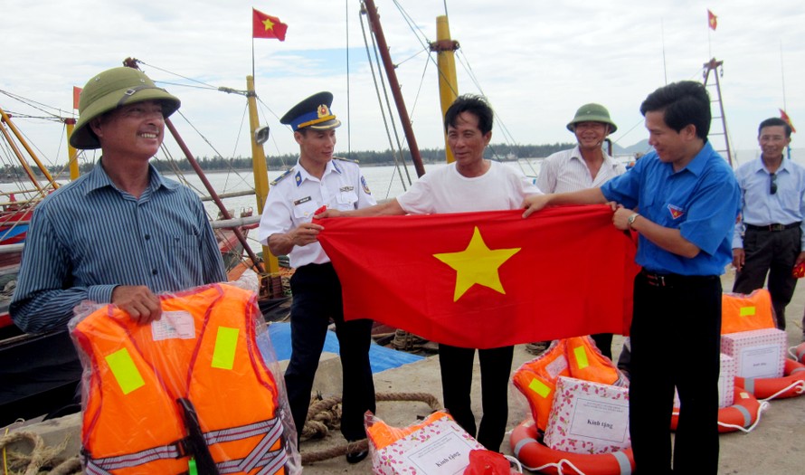 Đồng chí Nguyễn Xuân Hùng, Bí thư tỉnh đoàn Hà Tĩnh tặng quà cho ngư dân xã Xuân Hội.