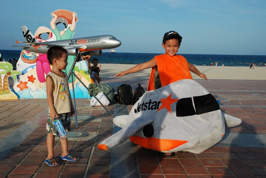 Du khách nhí thích thú chụp hình lưu niệm cùng Jetstar Pacific tại biển Đà Nẵng