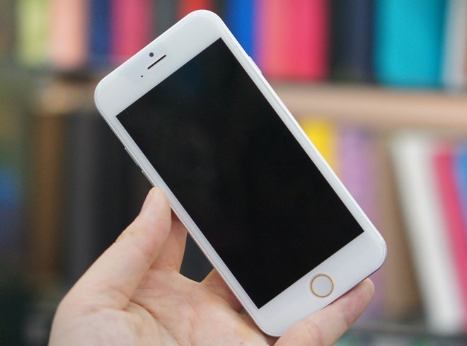 Bản dựng iPhone 6 màu trắng mới xuất hiện tại Hà Nội. Ảnh: Thành Duy (Zing). 