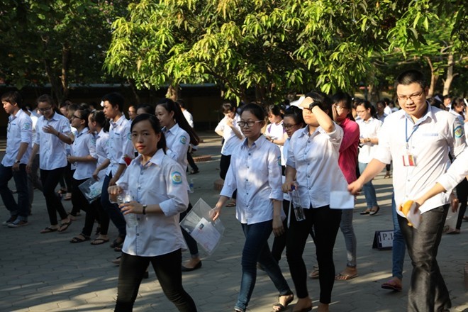 Thí sinh trường THPT chuyên Phan Bội Châu bước vào phòng thi môn Văn sáng nay dưới thời tiết nắng nóng gay gắt. Ảnh: Zing