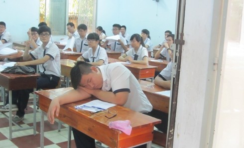 Thí sinh ngủ ngục trong phòng thi (Ảnh: VTC News).