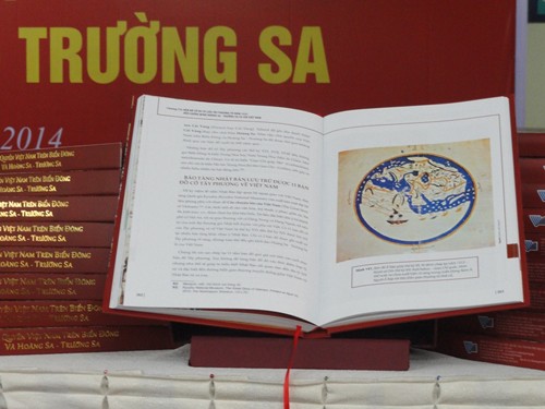  Một trang của cuốn sách Chủ quyền Việt Nam trên biển Đông và Hoàng Sa - Trường Sa. Ảnh: Thanh Niên