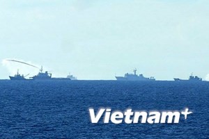 Tàu Trung Quốc hoạt động trái phép trên vùng biển Việt Nam liên tiếp sử dụng vòi rồng phun nước về phía tàu chấp pháp Việt Nam. Ảnh: Sơn Bách/Vietnam+)