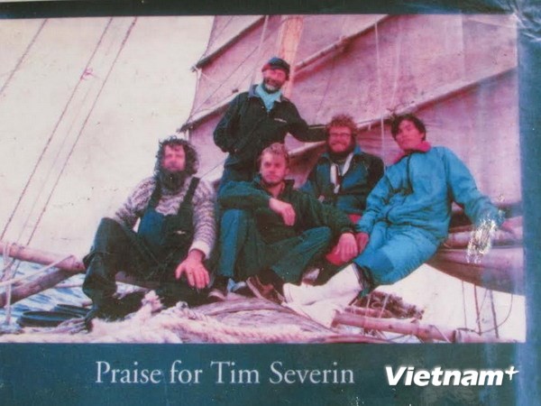  Ảnh chụp ông Lợi (ngoài cùng phía tay phải) và đoàn thám hiểm vượt Thái Bình Dương trên bìa cuốn sách “Bè tre Việt Nam du ký 5.500 dặm vượt Thái Bình Dương” 
