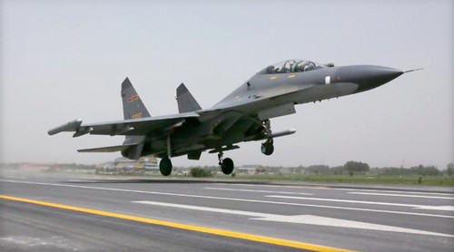  Một chiến đấu cơ Trung Quốc tập cất cánh từ đường cao tốc ở tỉnh Hà Nam hôm 25/5. Ảnh: Reuters