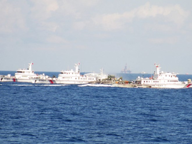Trung Quốc huy động nhiều tàu lớn dàn hàng ngang quanh khu vực giàn khoan. Ảnh: Canhsatbien.vn