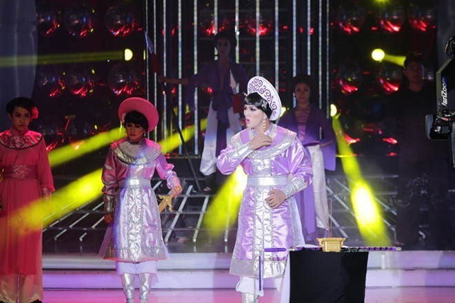  Hoài Lâm hoá thân thành nghệ sĩ Thanh Nga trên sân khấu. 
