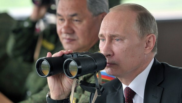  Tổng thống Vladimir Putin và Bộ trưởng Quốc phòng Nga Sergei Shoigu thị sát một cuộc tập trận của quân đội Nga (Nguồn: RIA) 