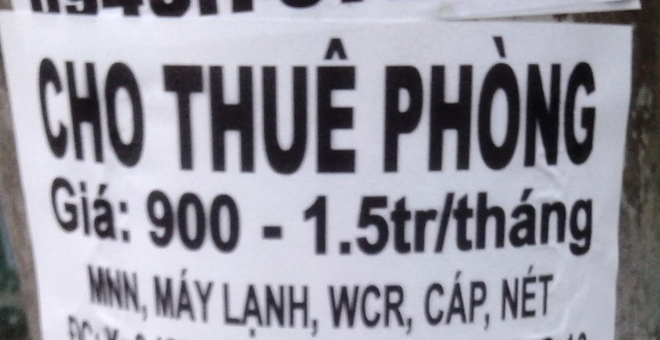  "Hiện thông tin về việc cho thuê phòng này tiếp tục xuất hiện trên côt điện gần trường Đại học Nguyễn Tất Thành và được nhiều bạn sinh viên xé đi", bạn Trương Minh Phụng chia sẻ. 