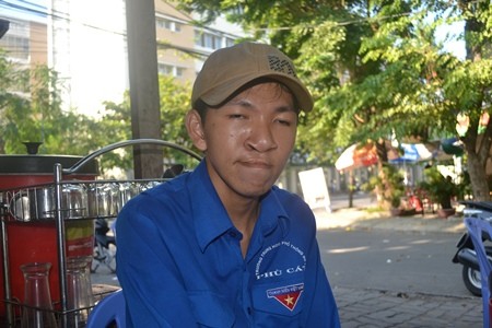 Bị đa khuyết tật nhưng Trần Nguyên Kha vẫn quyết tâm đi thi đại học. 