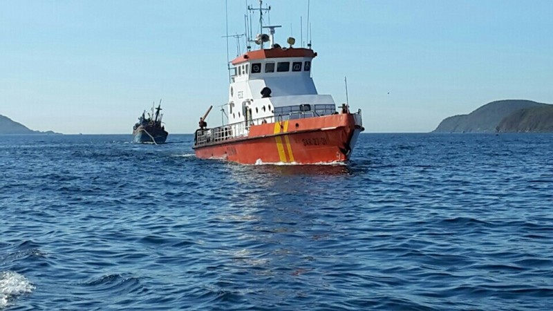 Ra Trường Sa cứu tàu cá và 12 thuyền viên gặp nạn
