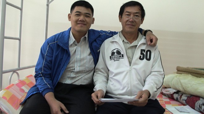 Thí sinh Nguyễn Văn Hoàng, 52 tuổi (phải) cùng người con trai đưa mình đi dự thi đại học đang tá túc tại kí túc xá ĐH Đà Lạt. 