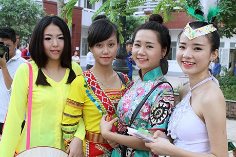 Thí sinh trước giờ vào thi năng khiếu tại ĐH Văn hóa Hà Nội. 