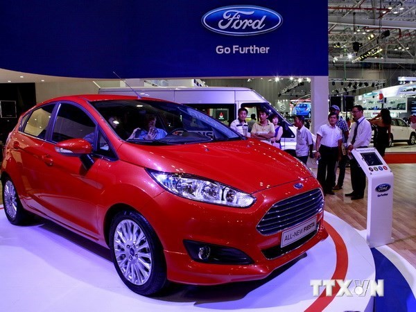  Khách tham quan tìm hiểu dòng xe phổ thông Fiesta mới của hãng Ford.(Nguồn: TTXVN) 